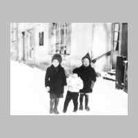 022-0244 Winter 1943 in Goldbach. Lothar Schlisio, Marianne Libon und Resi Schlisio vor dem Schuhmacherladen von Gustav und Erich Grube..jpg